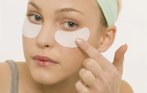 подмладување на кожата околу очите користејќи закрпи