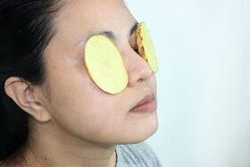 употребата на компири за подмладување околу очите