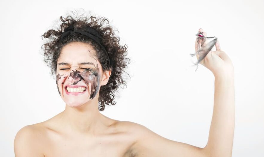 една жена врши третман на подмладување на кожата на лицето