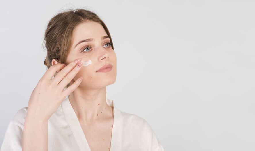 постапка за нанесување крем на кожата на лицето