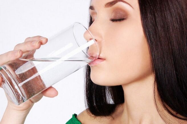 вода за пиење за подмладување на кожата