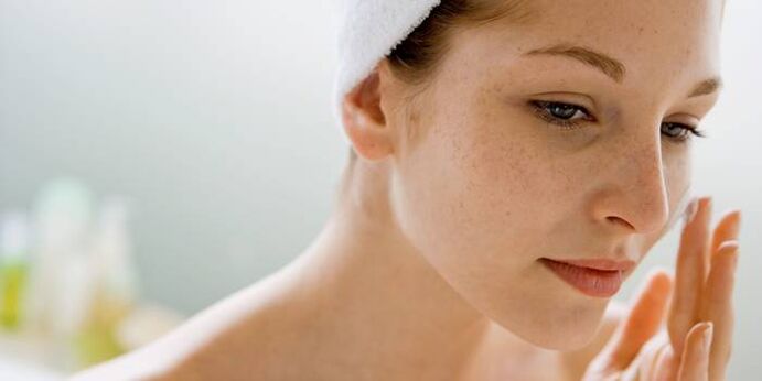 Редовна употреба на етерични масла за навлажнување на кожата на лицето
