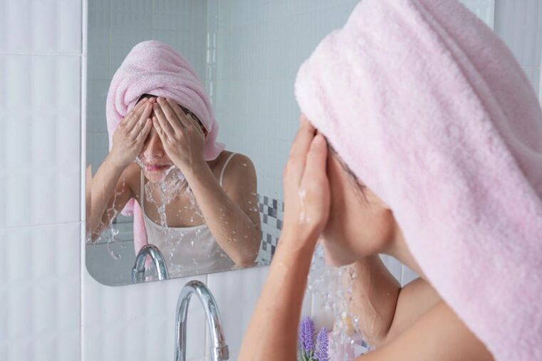 По употребата, маската за подмладување мора да се измие со топла вода. 